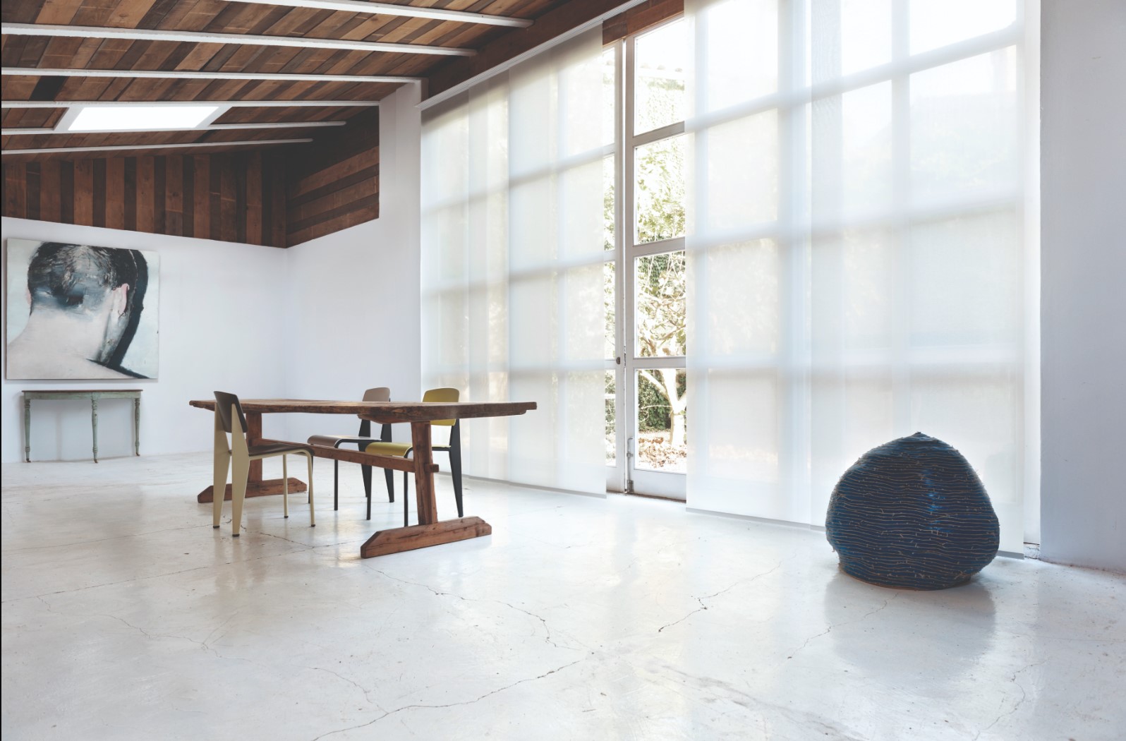 Diaz_paneelgordijnen_witte paneelgordijnen_interieur met prouve stoelen en kunstwerk